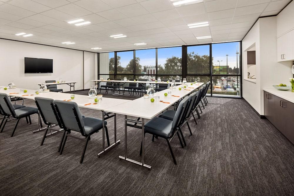 Quest Bundoora Aparthotel Melbourne Bagian luar foto